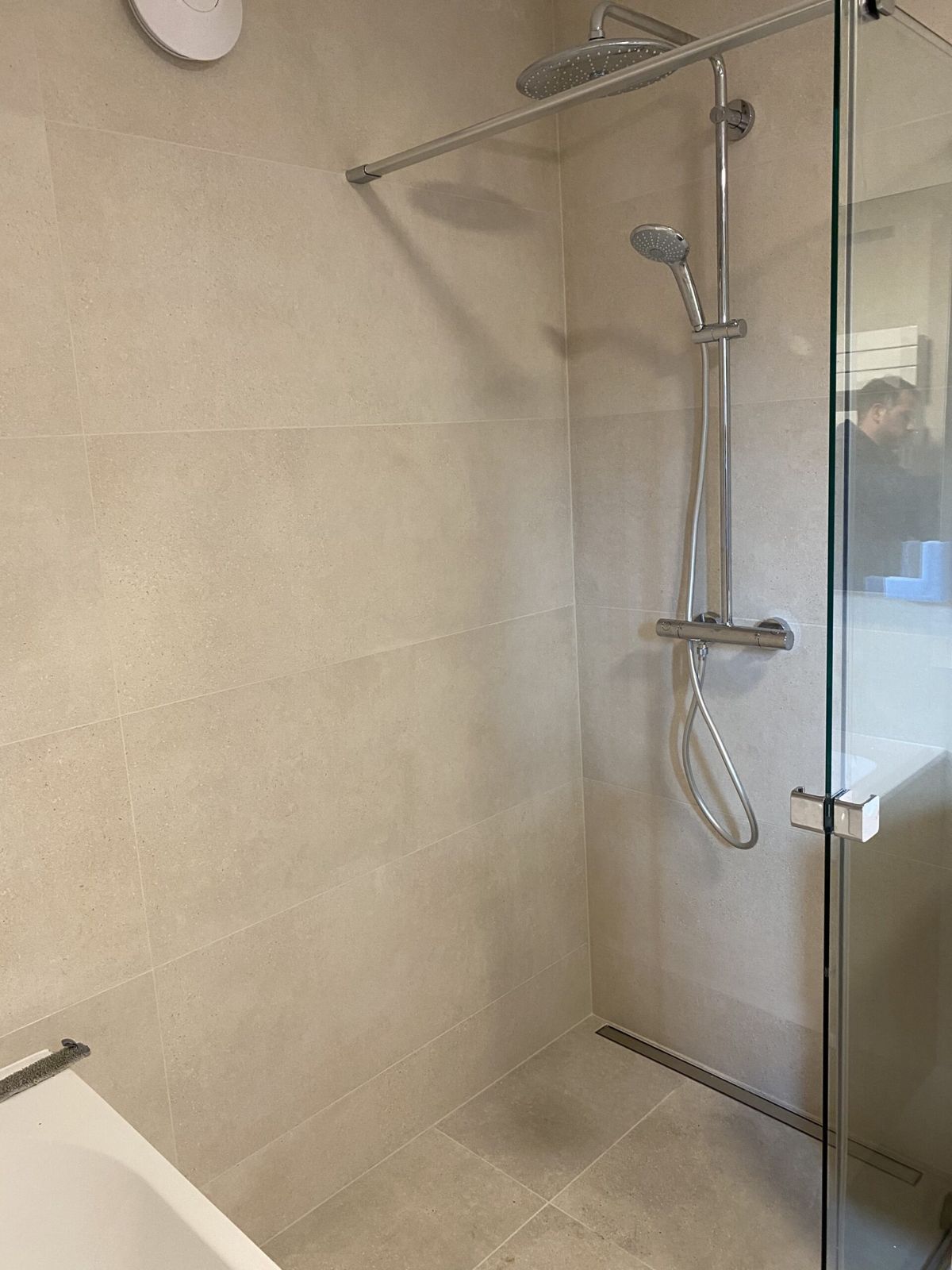 Douche à l'italienne avec paroi vitrée réalisée en Brabant wallon